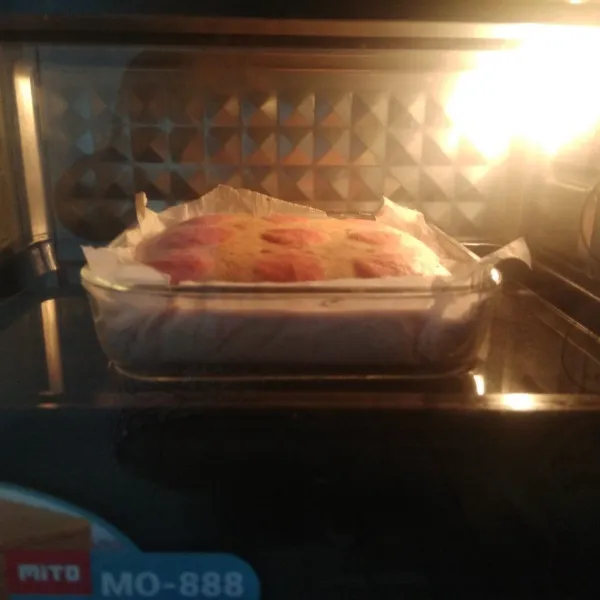 Panaskan oven, panggang cake pada suhu 170°C selama 55 menit dengan teknik au bain marie. Keluarkan dari loyang, potong sesuai selera. Siap disajikan.