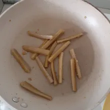 Setelah itu tumis sosis dan lada sebentar, lalu angkat