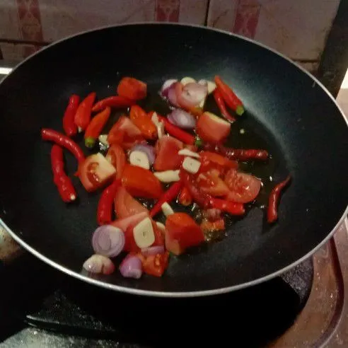 Goreng semua bumbu kecuali terasi