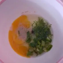 Kemudian telur, garam, lada dan daun bawang aduk rata