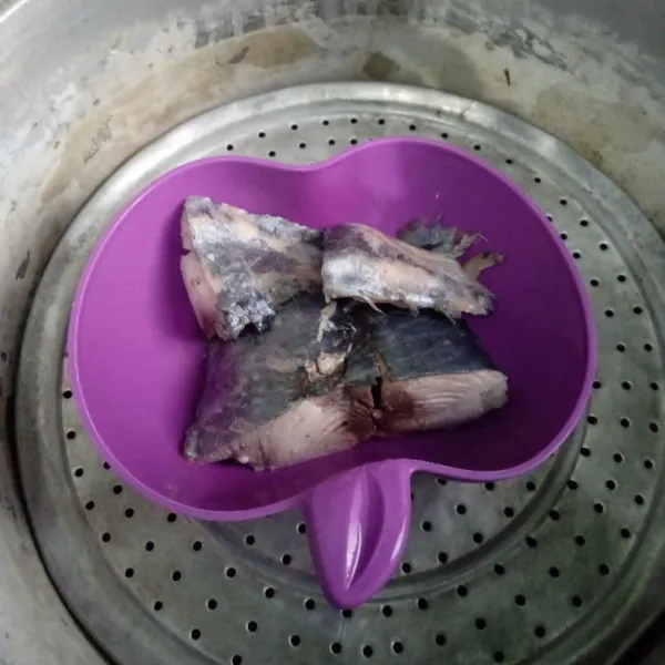 Cuci bersih ikan tuna lalu kukus sampai cukup empuk.