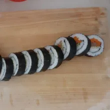 Setelah itu potong gimbap menggunakan pisau yg tajam, gimbap siap disajikan dengan gochujang