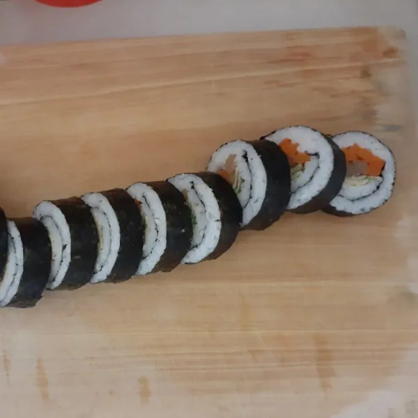 Setelah itu potong gimbap menggunakan pisau yg tajam, gimbap siap disajikan dengan gochujang