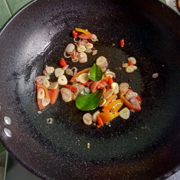 Tumis bawang merah, bawang putih, cabai, daun jeruk, dan tomat sampai harum.