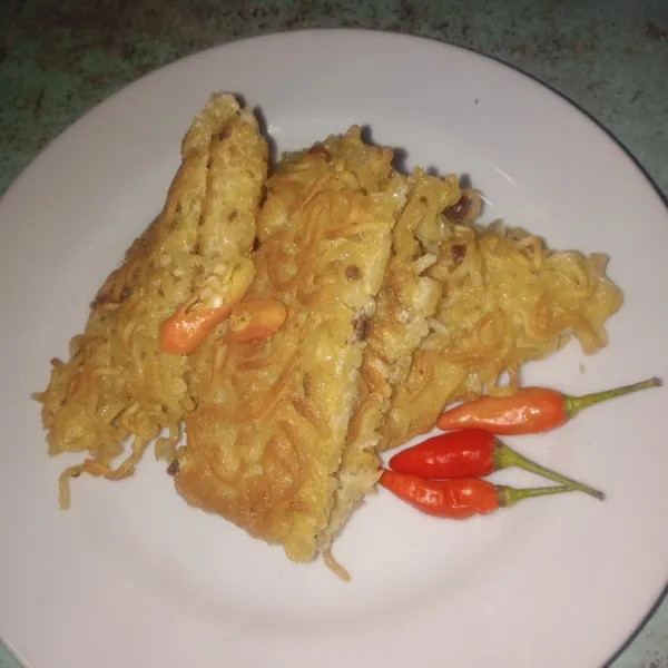 Martabak mie siap disajikan.