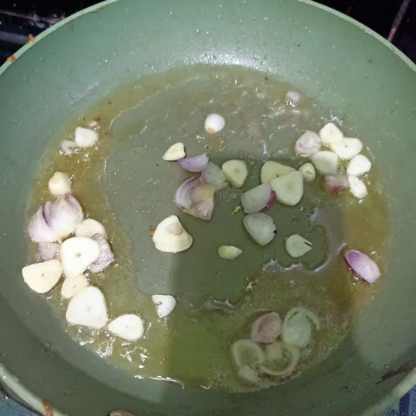 Oseng irisan bawang merah dan bawang putih sampai tercium harum