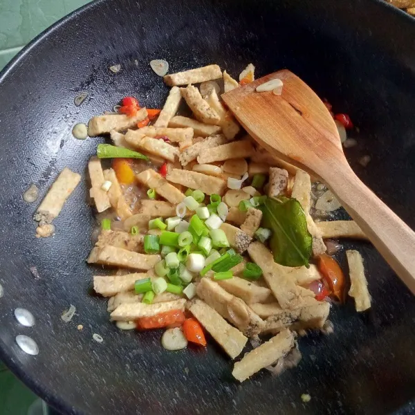 Koreksi rasa. Masukkan daun prei dan aduk sebentar. Selesai.