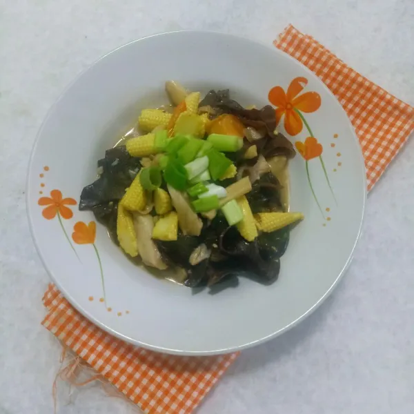 Lalu beri bumbu (garam, gula, bubuk kaldu jamur, dan merica) lalu beri air dan aduk rata. Cicipi dan koreksi rasa, masak sampai airnya menyusut. Masak sampai matang lalu taburi irisan daun bawang