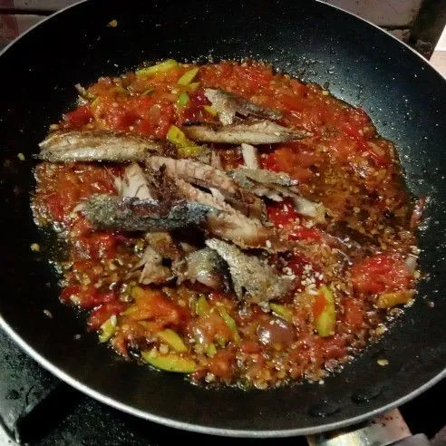 Masukan ikan, aduk sampai bumbu rata