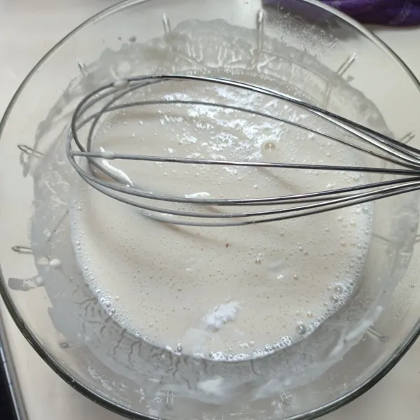 Tuangi air aduk menggunakan whisk hingga tercampur rata dan tidak bergerindil