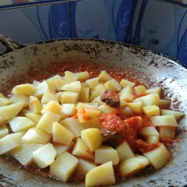 Masukan ketang rebus, tambahkan air, masak hingga bumbu menyerap dan kentang matang