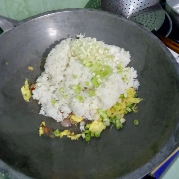 Masukan nasi putih, kubis dan prei lalu aduk sampai tercampur rata.