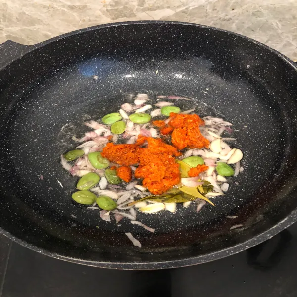 Masukan bumbu halus dan tumis hingga harum, setelah itu masukan cumi dan air secukupnya.