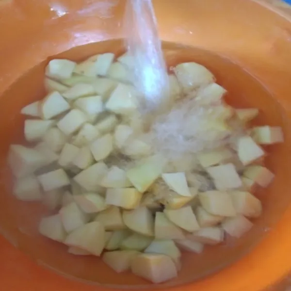 Cuci bersih kentang, tiriskan