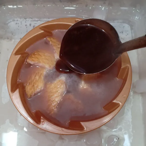 Setelah lapisan sebelumnya setengah mengeras tuangkan puding coklat hingga cetakan penuh. Tunggu hingga dingin lalu masukan ke lemari es.