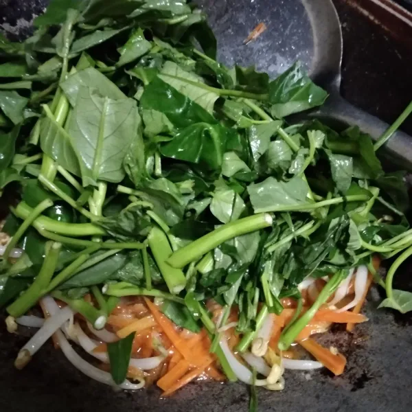 Masukan semua sayur, aduk. Tambahkan garam dan kaldu jamur. Beri sedikit air. Tunggu hingga sayuran matang.