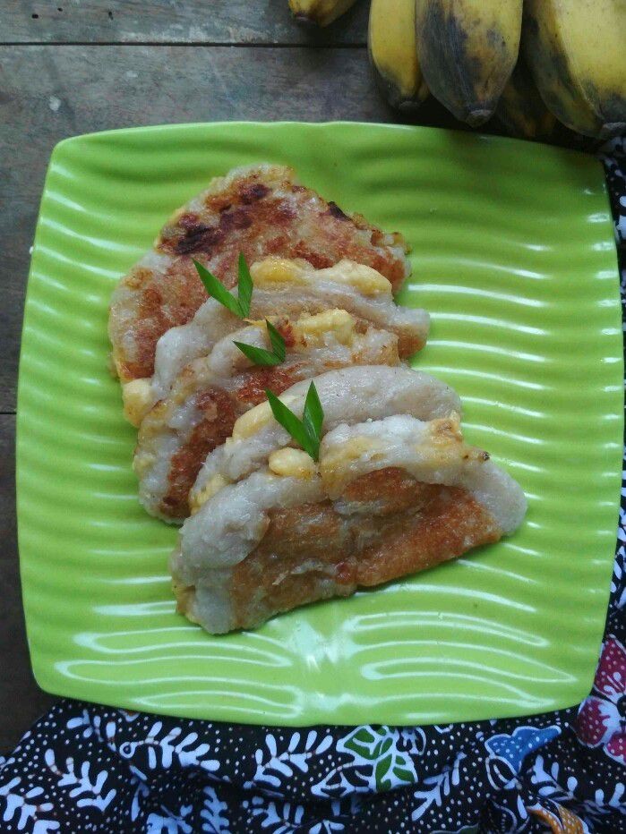 Ledre Pisang dalam kemasan tradisional di Pasar Mojoroto