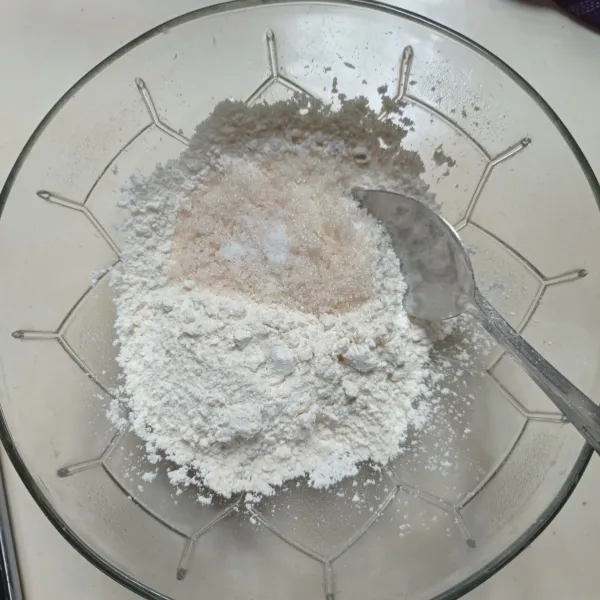 Campur tepung terigu, gula pasir, dan garam ke dalam mangkok