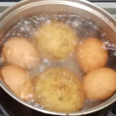 Rebus telur dan kentang hingga matang, haluskan 2 buah kuning telur beserta kentang sisihkan. Sisa telurnya pisahkan untuk pelengkap.