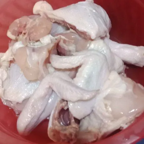 Potong ayam sesuai selera dan cuci bersih lumuri dengan air jeruk nipis diamkan sebentar bilas kembali dan tiriskan.