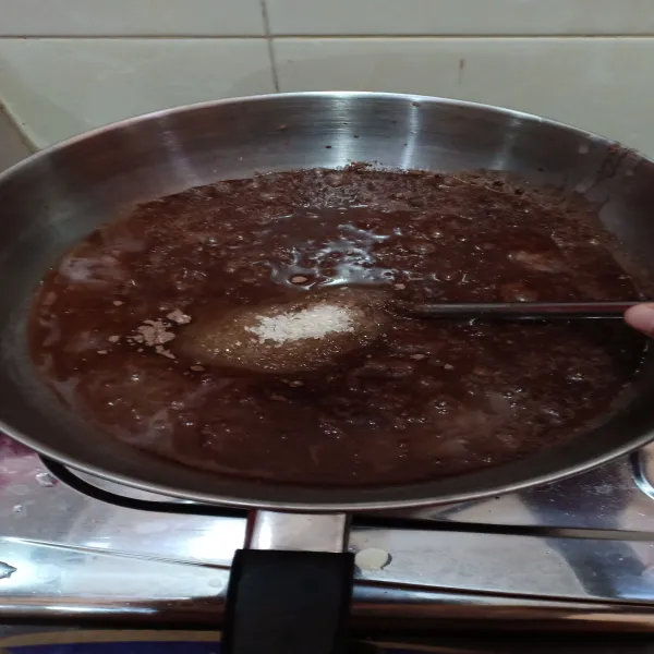 Campurkan jelly bubuk rasa coklat, gula dan 700 ml air lalu aduk rata hingga mendidih. Setelah mendidih matikan api.
