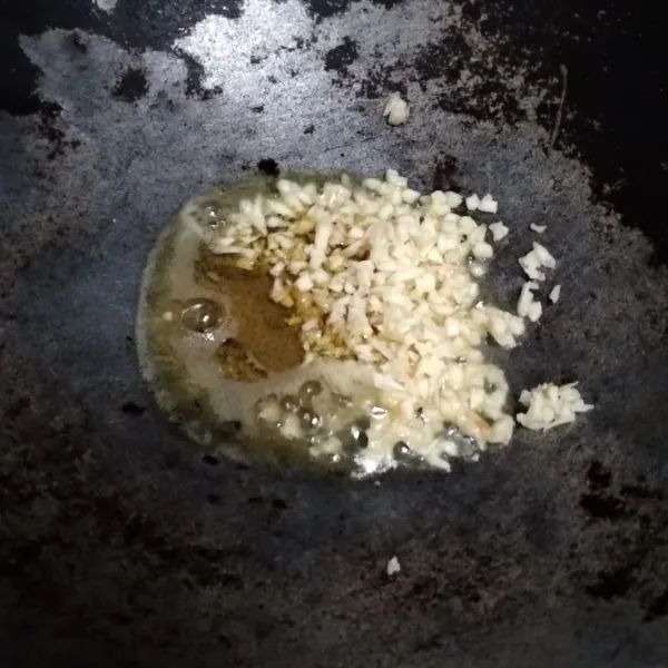 Tumis bawang putih hingga harum.