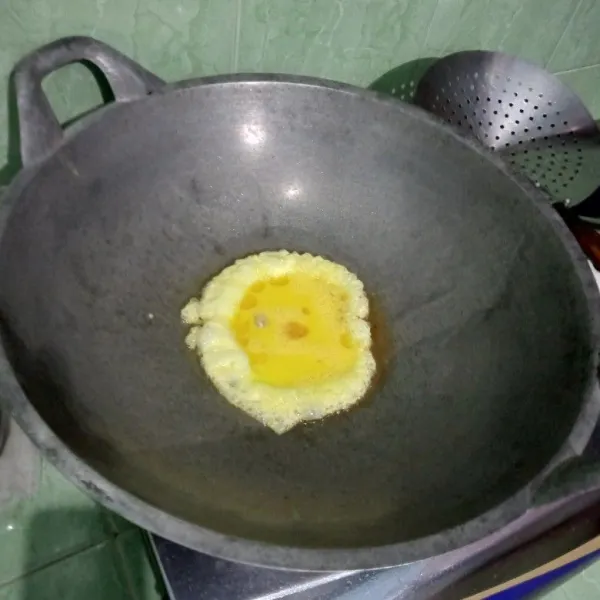 Panaskan minyak goreng. Masukan telur dan bikin orak-arik.