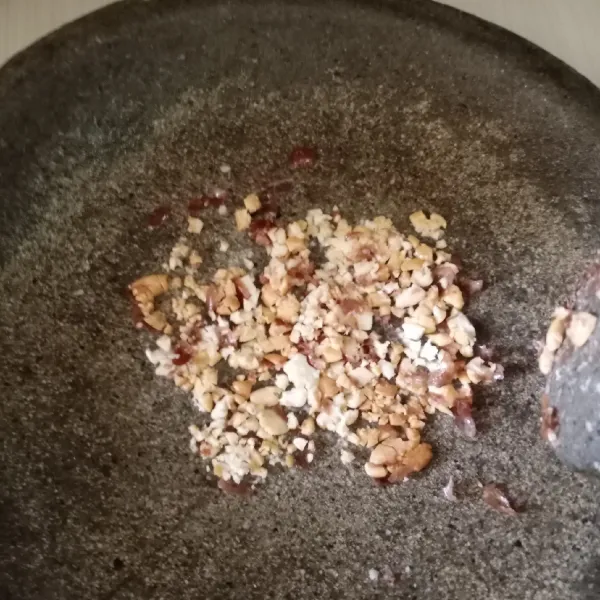 Ulek kasar kacang goreng.