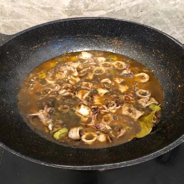 Masukan kaldu bubuk, saus tiram dan gula pasir, masak hingga air menyusut dan bumbu meresap. Angkat dan siap disajikan.