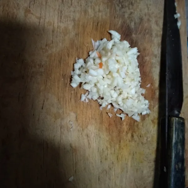 Cincang kasar bawang putih.