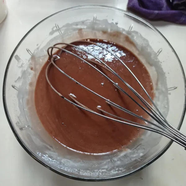 Masukan soda kue dan pasta dark coklat, aduk rata