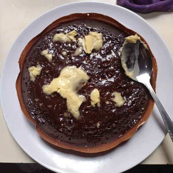 Setelah matang angkat langsung oles dengan margarin sampai rata