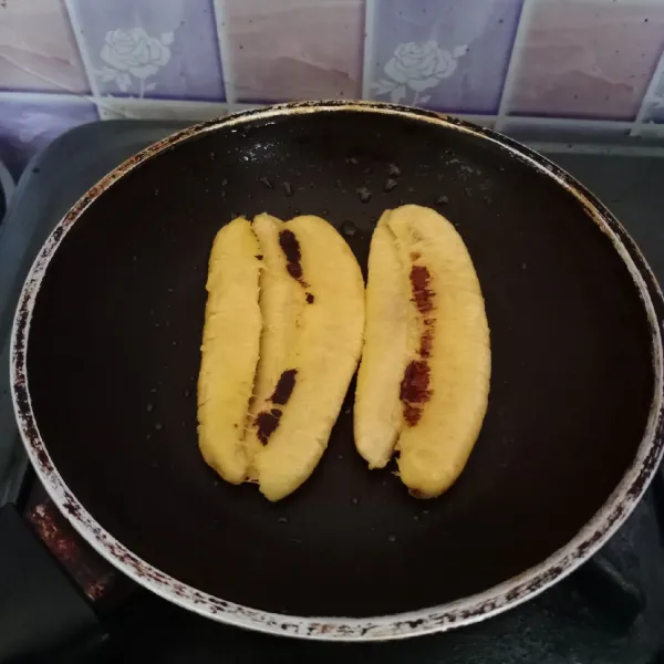 Pipihkan pisang kemudian panggang lagi sampai sisi-sisinya berwarna kecoklatan.