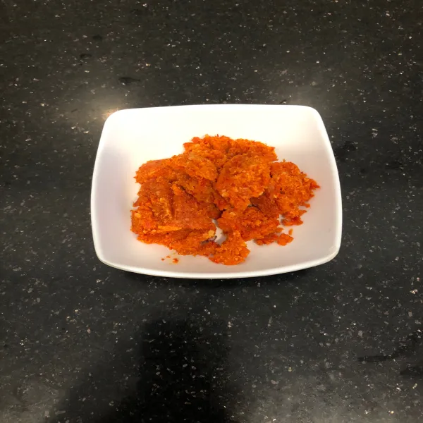 Blender cabe, 2 buah bawang putih, 4 buah bawang merah dan kemiri dengan sedikit air.