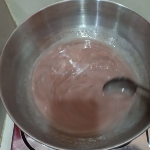 Didihkan kembali larutan jelly rasa plain lalu tambahkan susu kental manis coklat, aduk terus hingga tercampur rata (jika ingin lebih manis tambahkan gula).