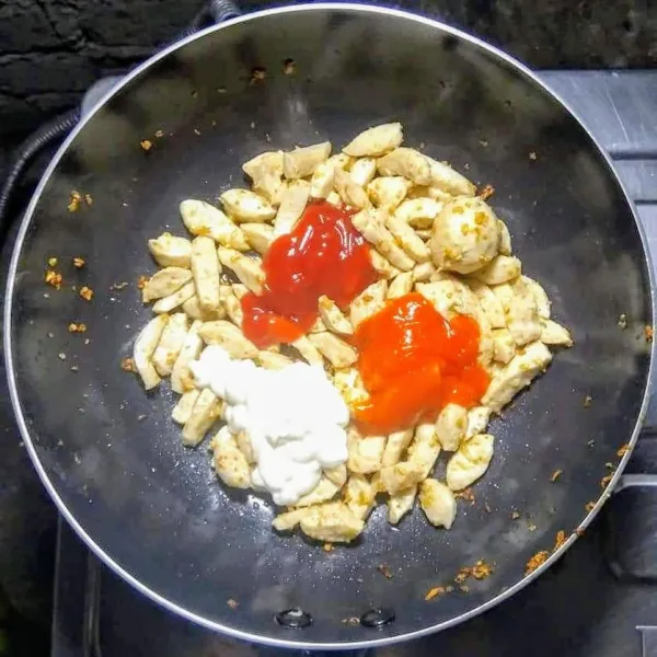 Nasi mentai dengan nugget goreng dan saus mentai pedas