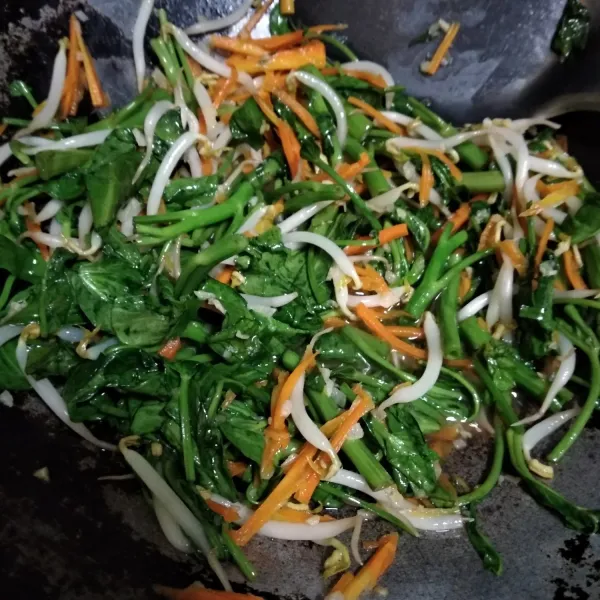 Koreksi rasa dan sayur siap dihidangkan.