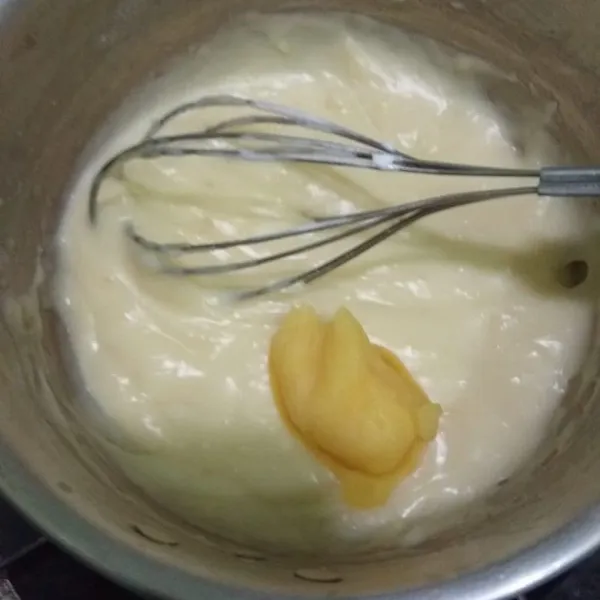 Setelah mengental masukkan unsalted butter, aduk rata. Matikan api, biarkan dingin kemudian masukkan ke freezer.