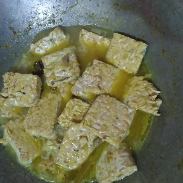 Tuang air & masukan tempe