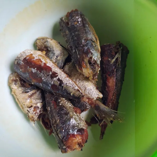 Kemudian goreng ikan pindang dalam minyak panas hingga matang. Angkat dan tiriskan.