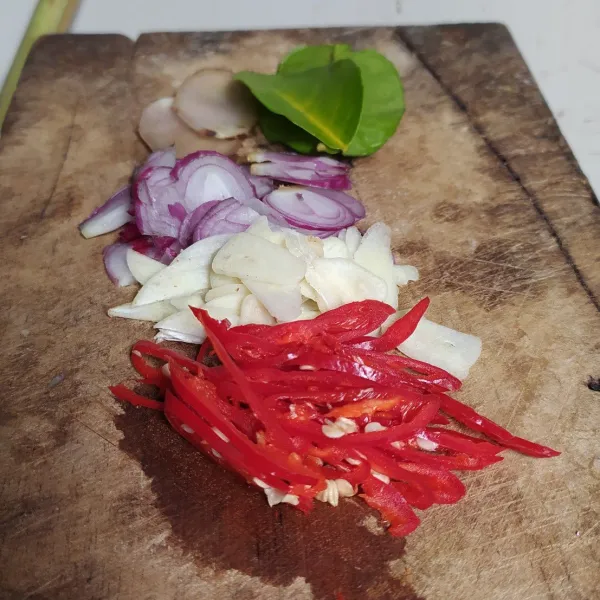 Bumbu-bumbu diiris tipis.