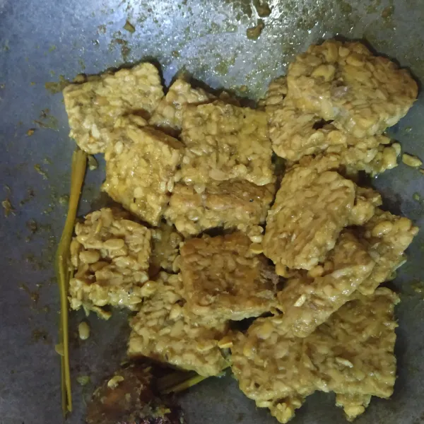 Ungkep sampai air mengering, aduk sesekali