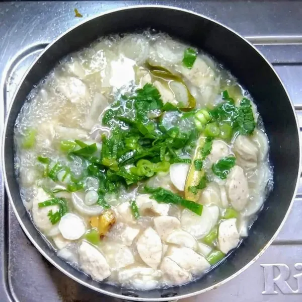 Tambahkan irisan daun bawang.