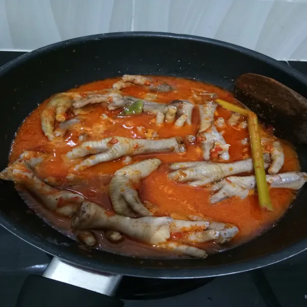 Kemudian masukan air, garam, kecap manis dan saus tiram. Aduk rata.