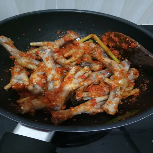 Lalu masukkan ceker, aduk rata hingga ceker terbalut bumbu.