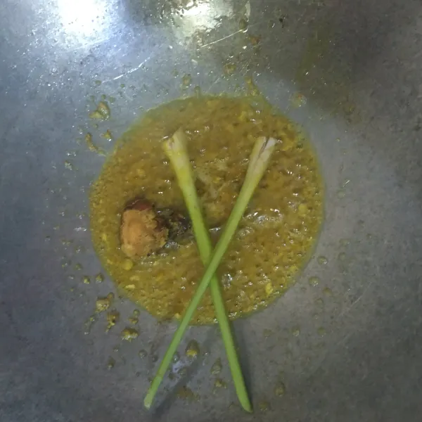 Masukan serai & lengkuas, aduk rata