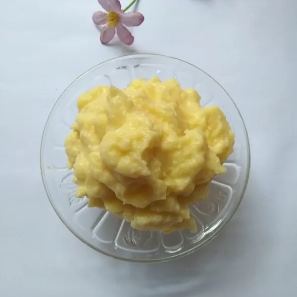 Cream siap di gunakan, baik untuk cream diplomat atau pun untuk langsung diisi di choux pastry/soes.