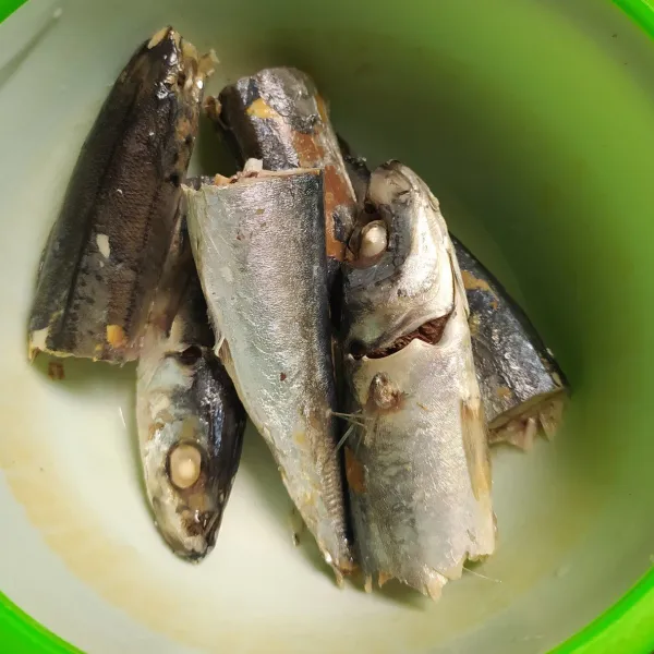 Ikan pindang dipotong-potong lalu cuci bersih dan tiriskan.