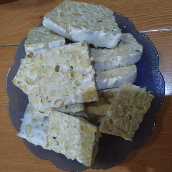 Iris tempe sesuai selera, lalu kerat-kerat