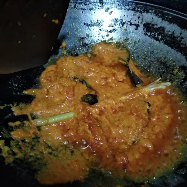 Tumis bumbu halus, daun salam, lengkuas dan serai. Tumis hingga harum. Tambahkan garam, gula, merica dan kaldu jamur.